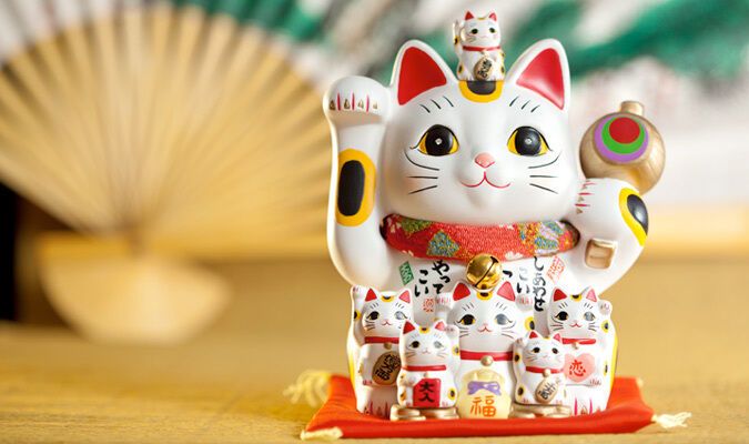 The Maneki Neko cat statue