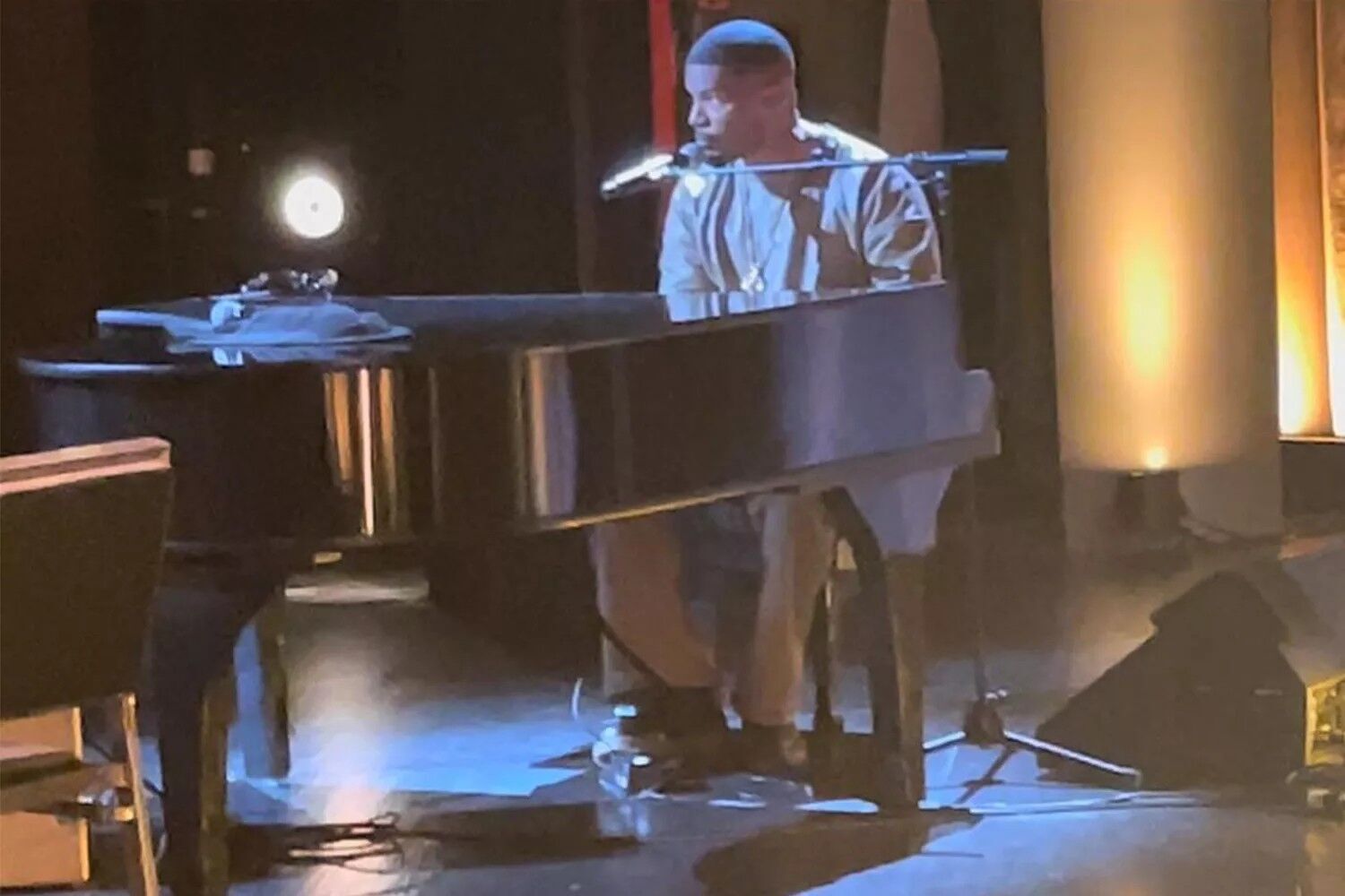 Jamie Foxx playing the piano at his one-man show.