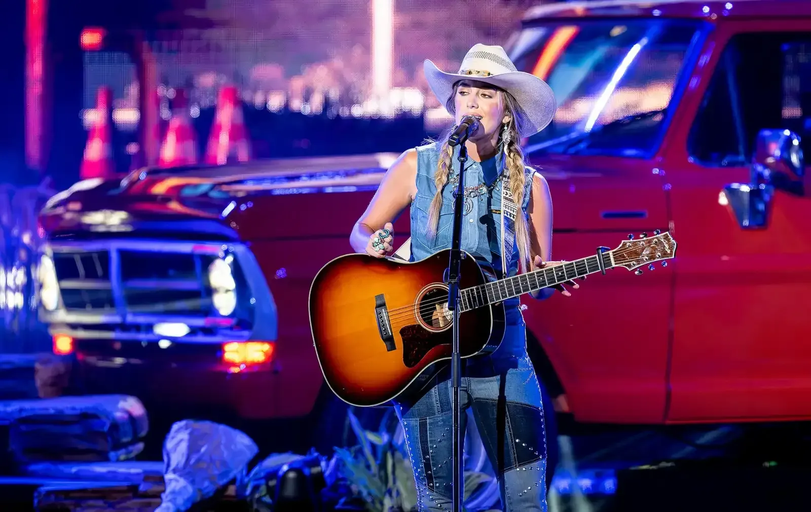 Lainey Wilson Shares Behind-the-Scenes Insights from the ‘Country’s Cool Again’ Tour