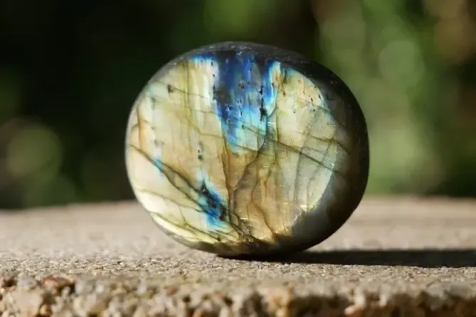 11 Spiritual Meanings of Labradorite