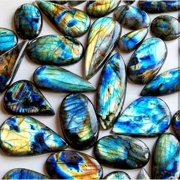 11 Spiritual Meanings of Labradorite