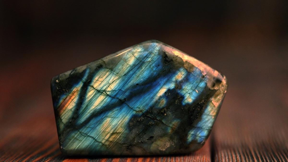 11 Spiritual Meanings of Labradorite