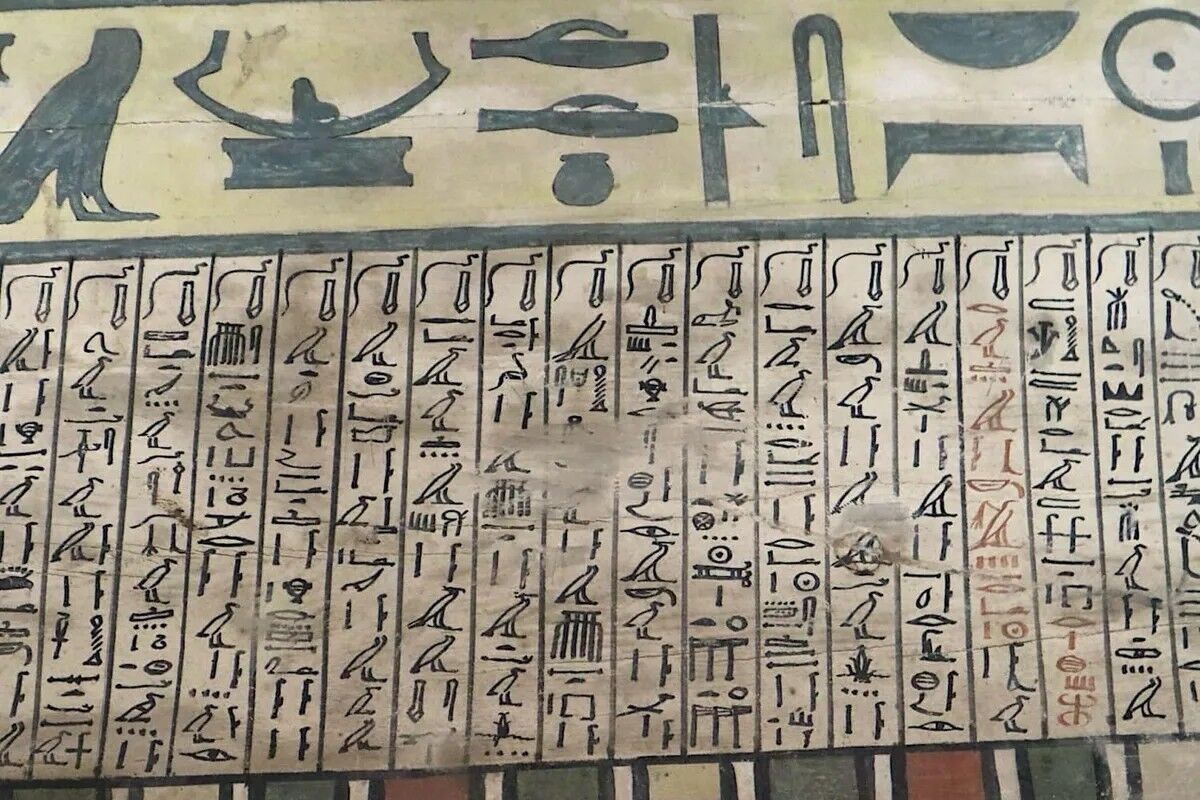 Hieroglyphs found on a coffin. They refer to Idi as "lady of the house."