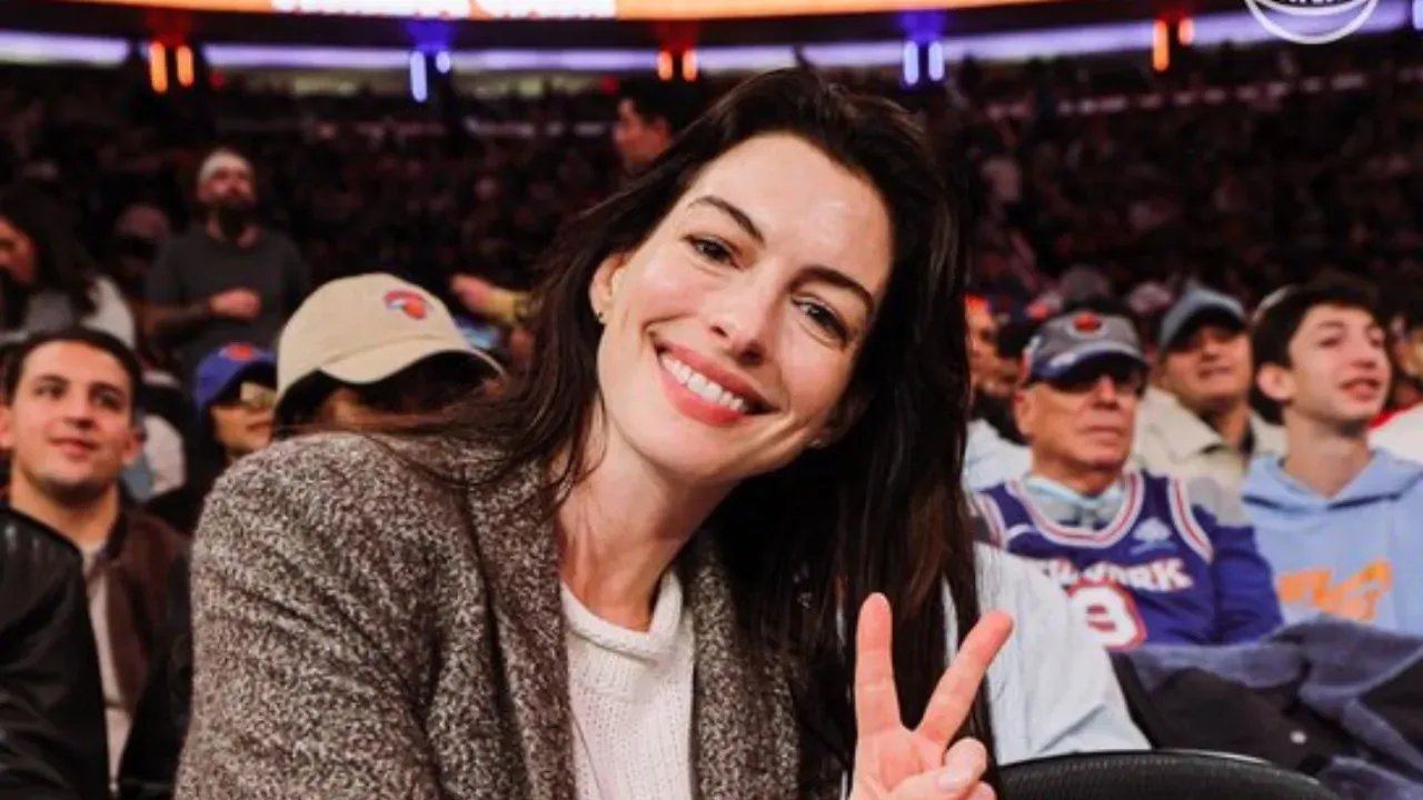 Knicks Player Ogugua Anunoby Almost Crashes Into Anne Hathaway at a New York Knicks Game