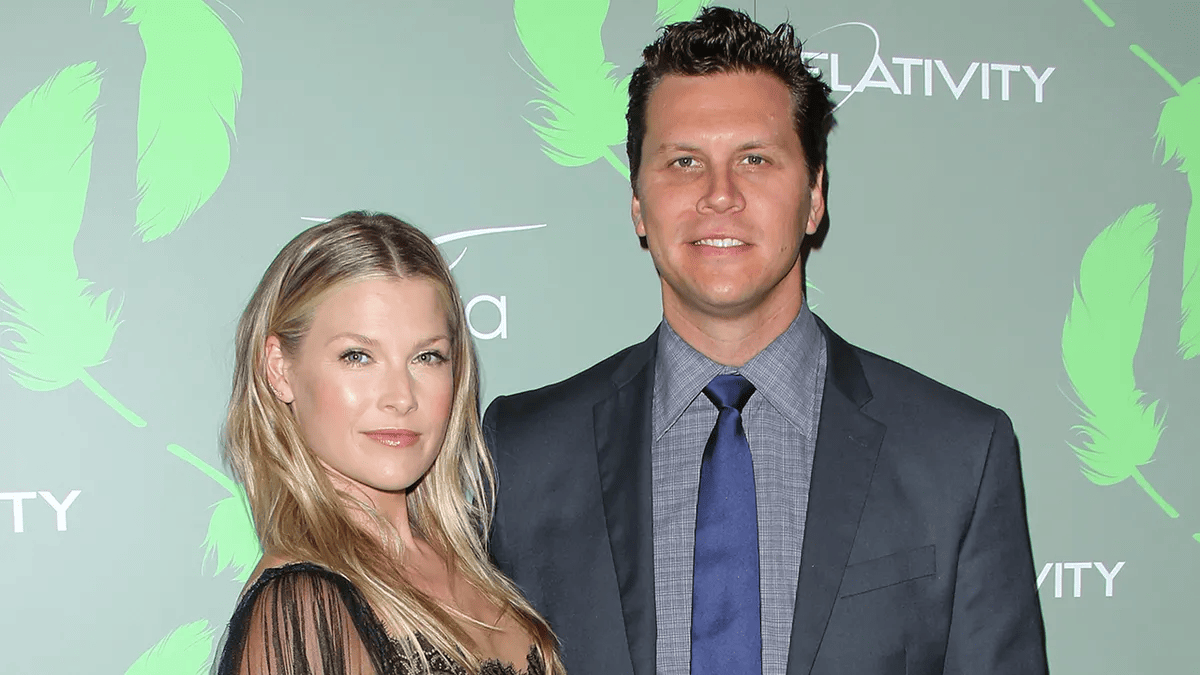 Hayes Macarthur and Ali Larter