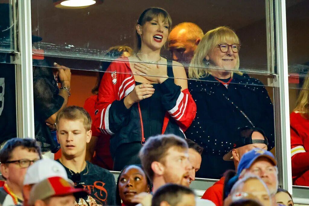 Taylor Swift, Donna Kelce