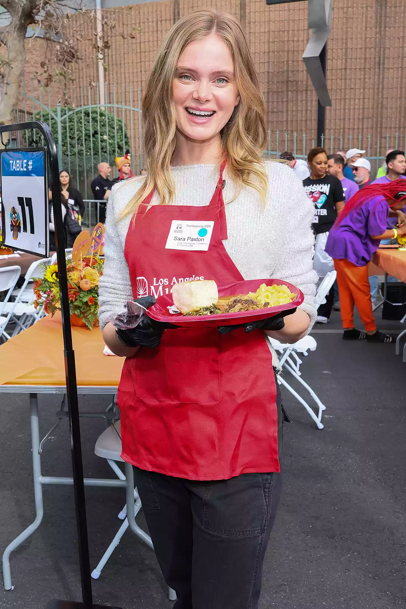 Sara Paxton at the Los Angeles Mission Thanksgiving Dinner on Skid Row event on Nov. 24.