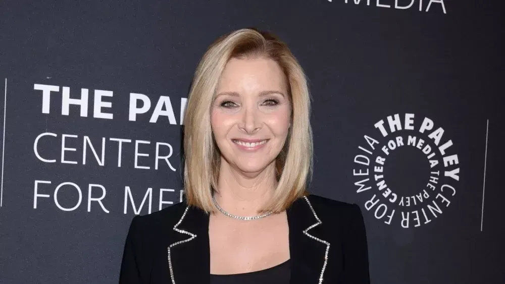 Lisa Kudrow Reveals Friends Cast Only Dined Together Once After Show's End