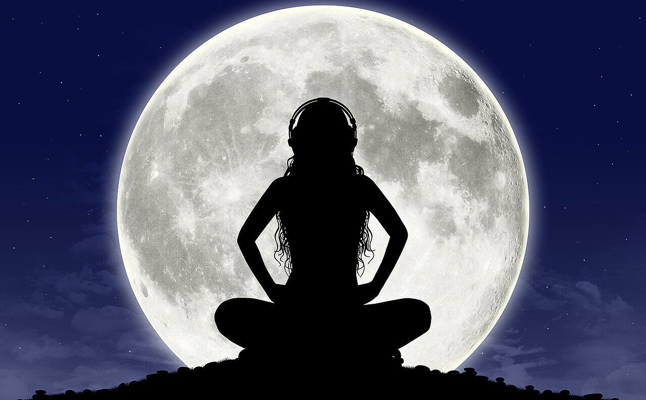 What does it mean when your period falls on a full moon