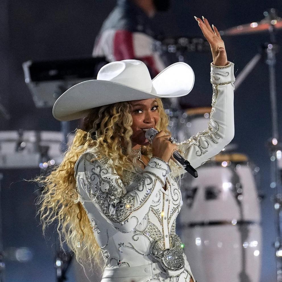 Beyoncé Performs ‘Cowboy Carter’ at NFL Christmas Halftime Show with Blue Ivy and Surprise Guests