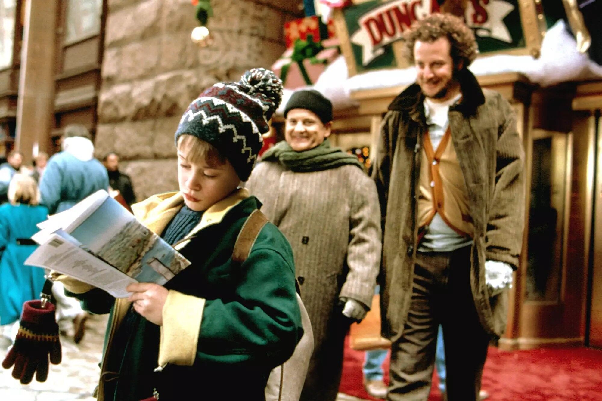 Macaulay Culkin, Joe Pesci and Daniel Stern in a 'Home Alone 2' scene.