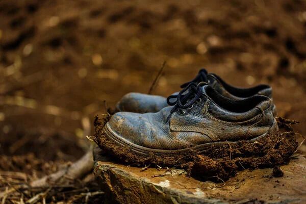 Muddy shoes dream meaning