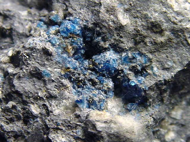 Sapphire grains discovered in the Eifel region of Germany: how they are formed