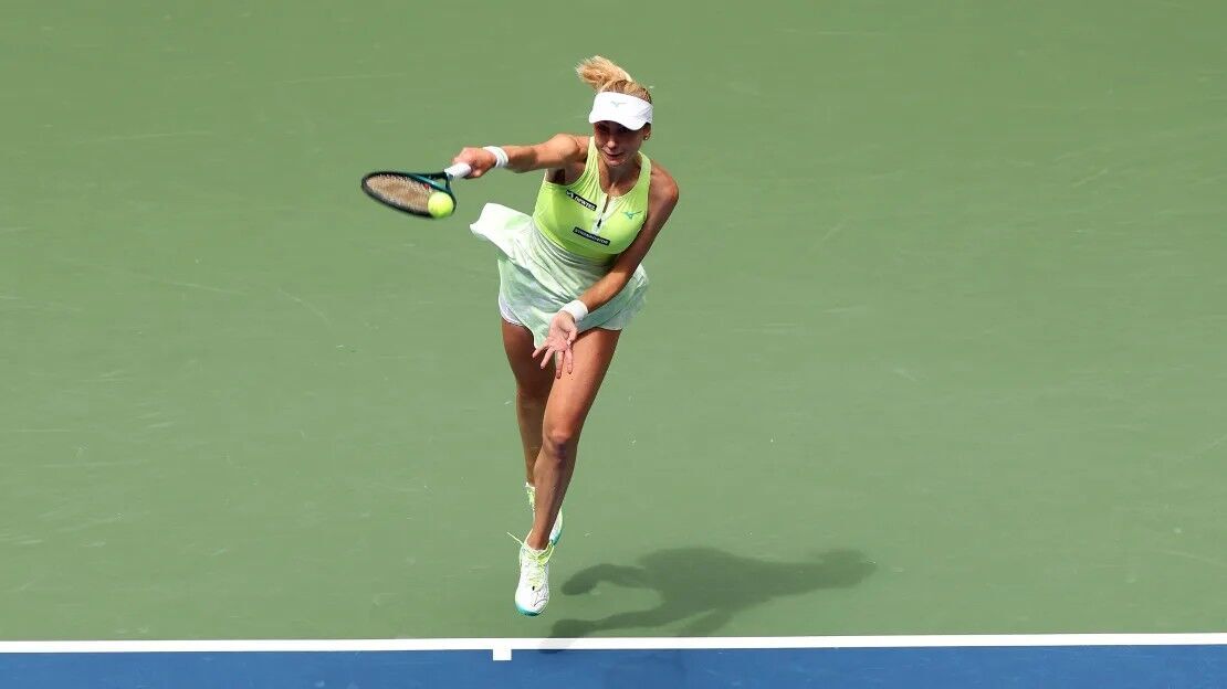 Kichenok serves in the women's doubles final.