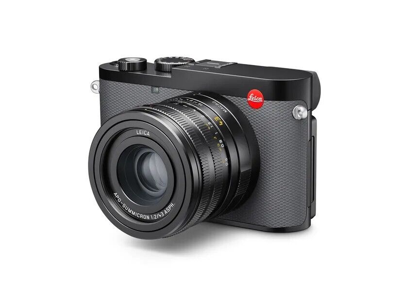 The only thing as cool as all-black is black-and-gray, so I’m down with the Q3 43’s styling. Though, a black Leica dot would have really nailed it