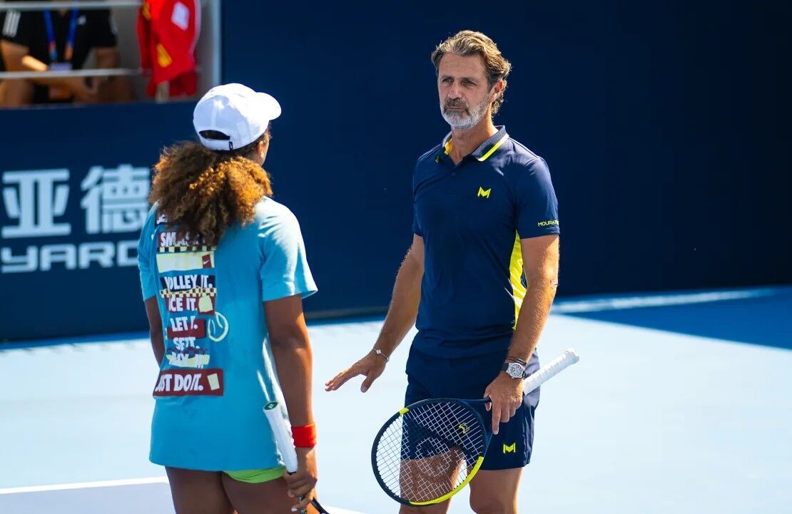 Patrick Mouratoglou talks to Osaka before her first-round match at the China Open