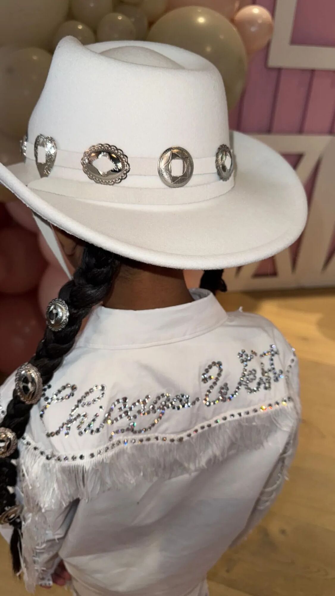 Chicago West’s outfit from behind