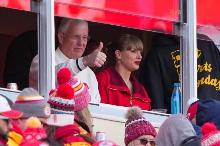 Recording artist Taylor Swift and her father, Scott Swift.