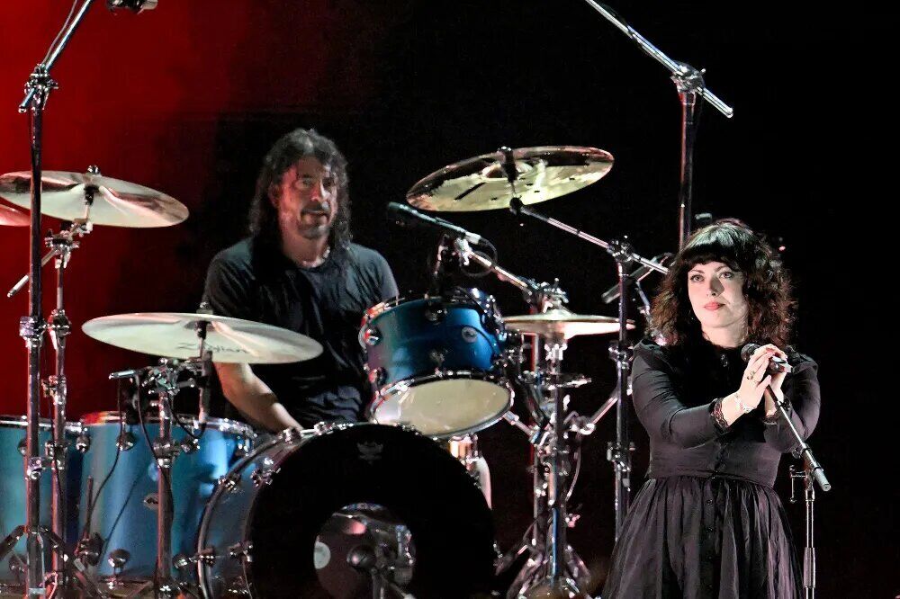 Violet Grohl performs onstage with Dave Grohl and Nirvana band members during the FIREAID Benefit Concert for California Fire Relief at The Kia Forum on January 30, 2025 in Inglewood, California.