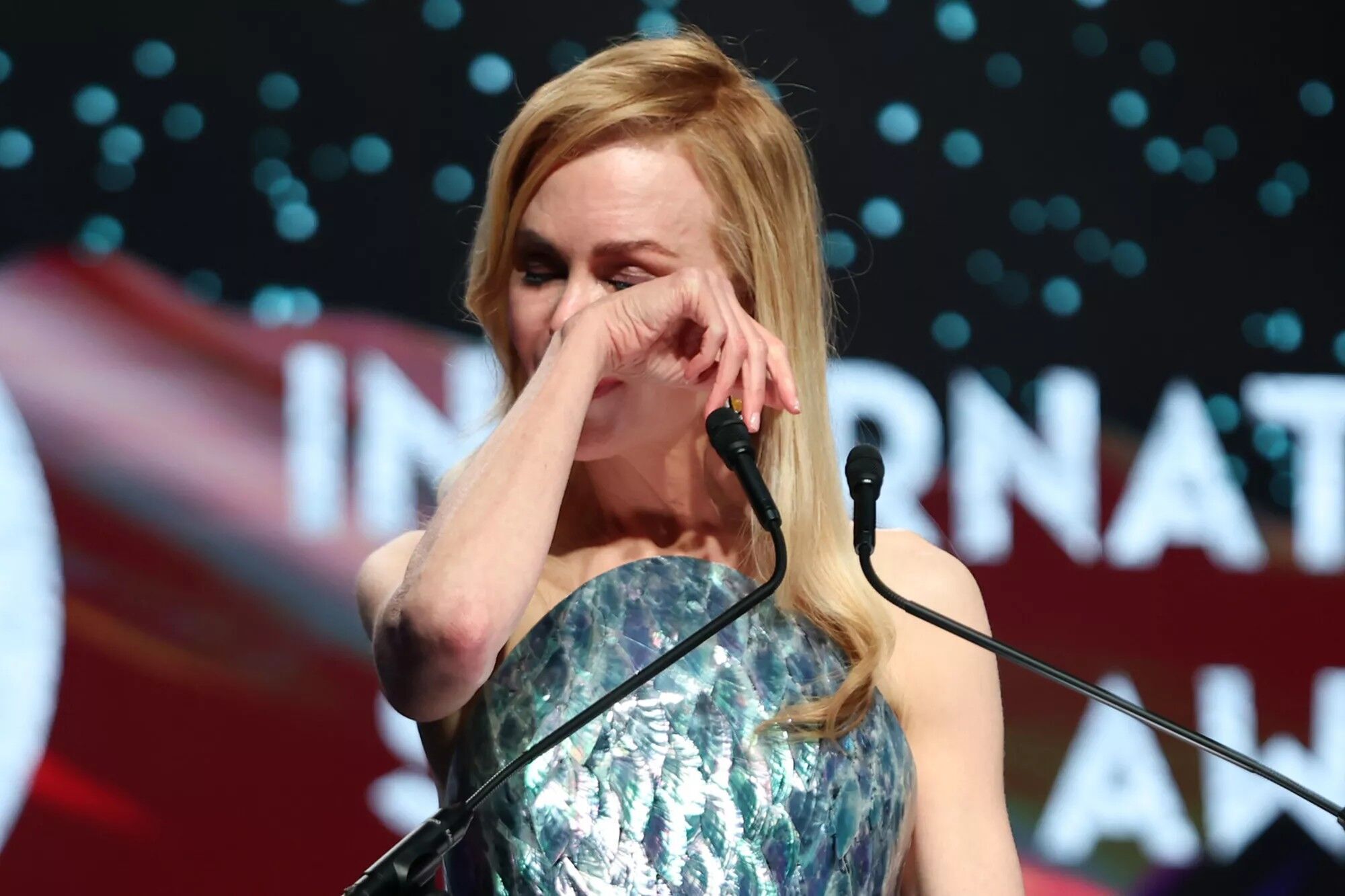 Nicole Kidman wipes away tears during her speech on Jan. 3.