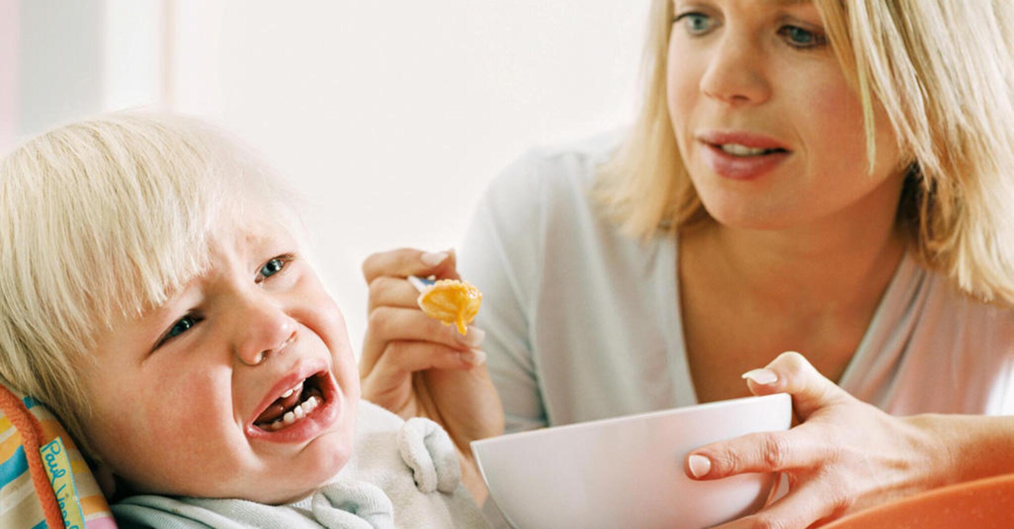 How to teach a child not to fuss during meals