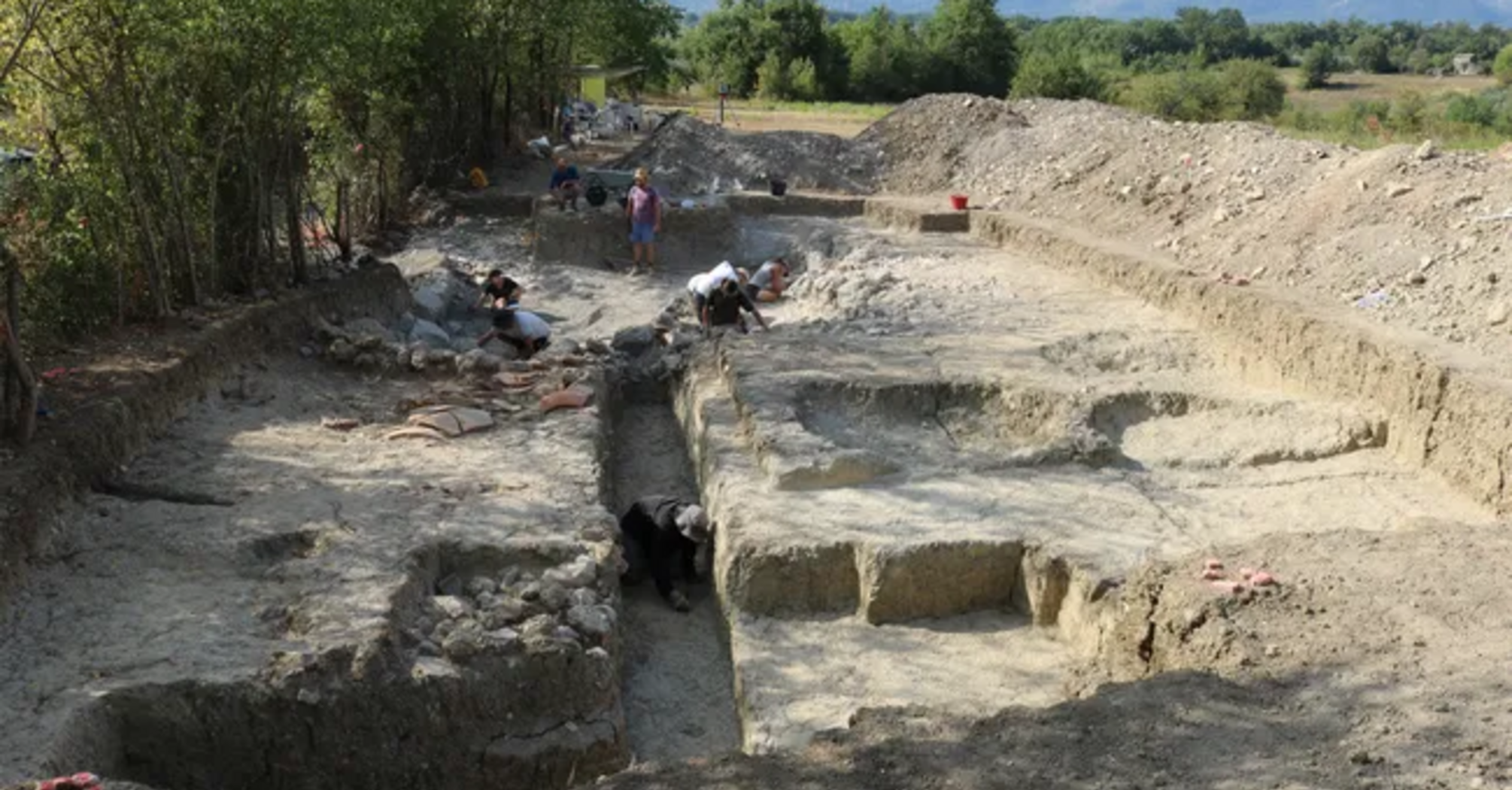 The archaeologists are excavating a villa at Fregellae