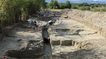 The archaeologists are excavating a villa at Fregellae