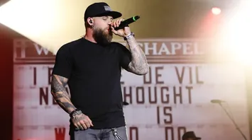 Brantley Gilbert Celebrates Birth of Son During Concert