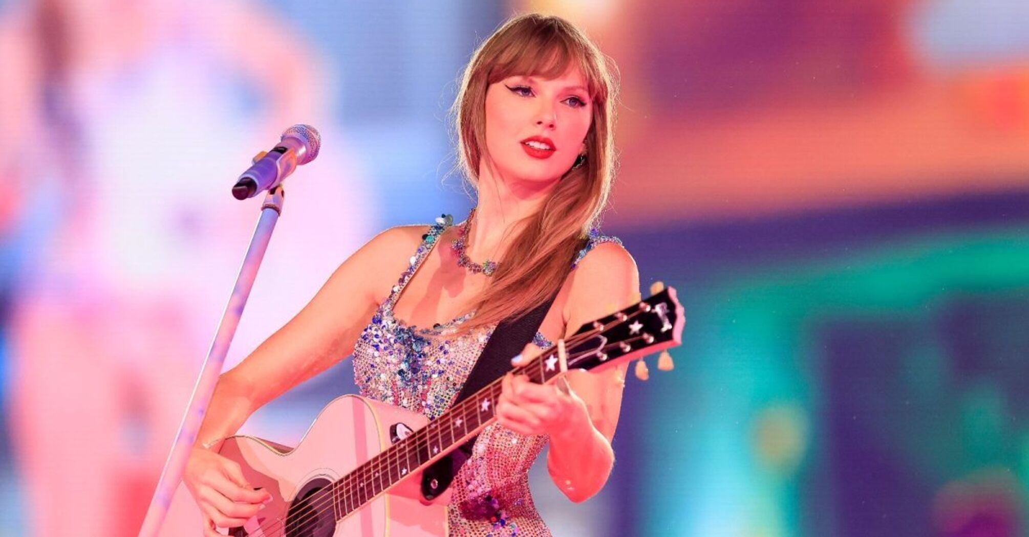 Taylor Swift Surpasses Rihanna to Become World's Richest Female Singer 