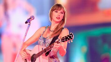 Taylor Swift Surpasses Rihanna to Become World's Richest Female Singer