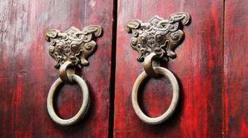 Uncover Hidden Dream Meanings: Knocking
