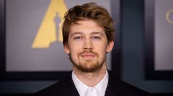 Joe Alwyn Shows Sparks with Amelia Dimoldenberg on Chicken Shop Date