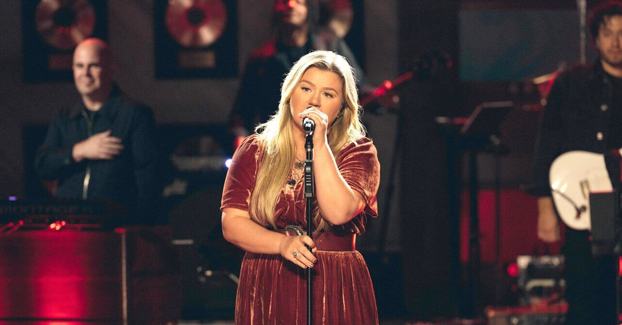 Kelly Clarkson Says She Has Year-Round Christmas Room