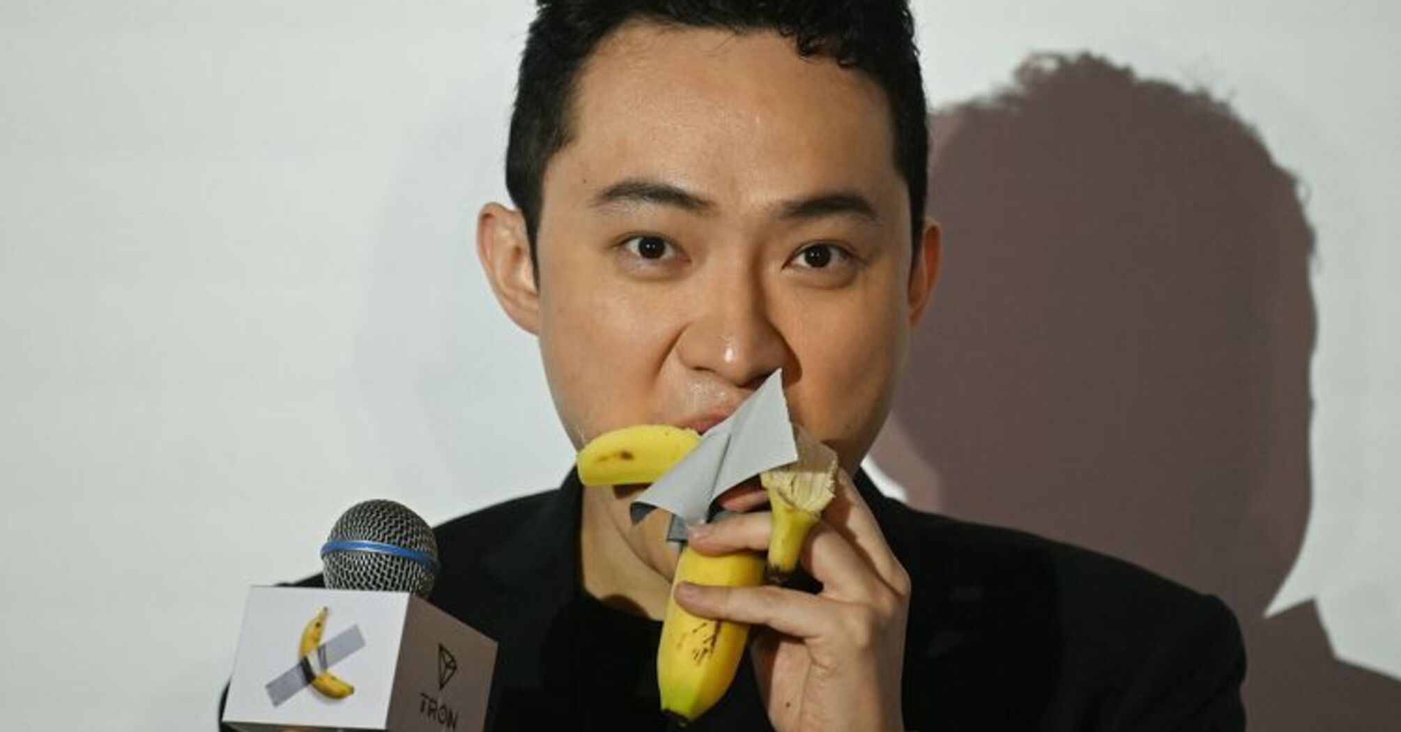 Justin Sun, Hong-Kong Billionaire and Crypto Boss, Eats Banana Artwork He Bought for $6.2m