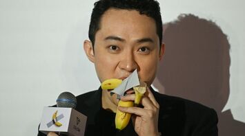 Justin Sun, Hong-Kong Billionaire and Crypto Boss, Eats Banana Artwork He Bought for $6.2m