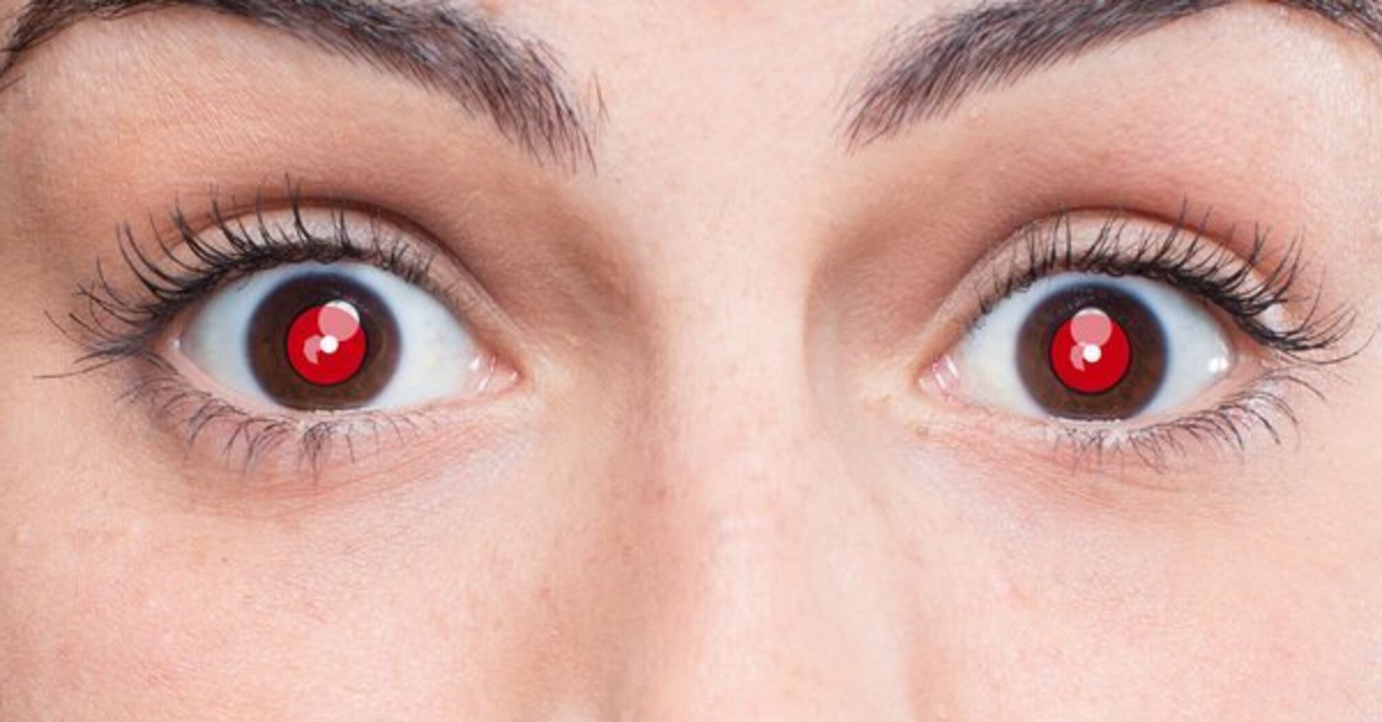 Users were startled to learn why people have red pupils in the photo