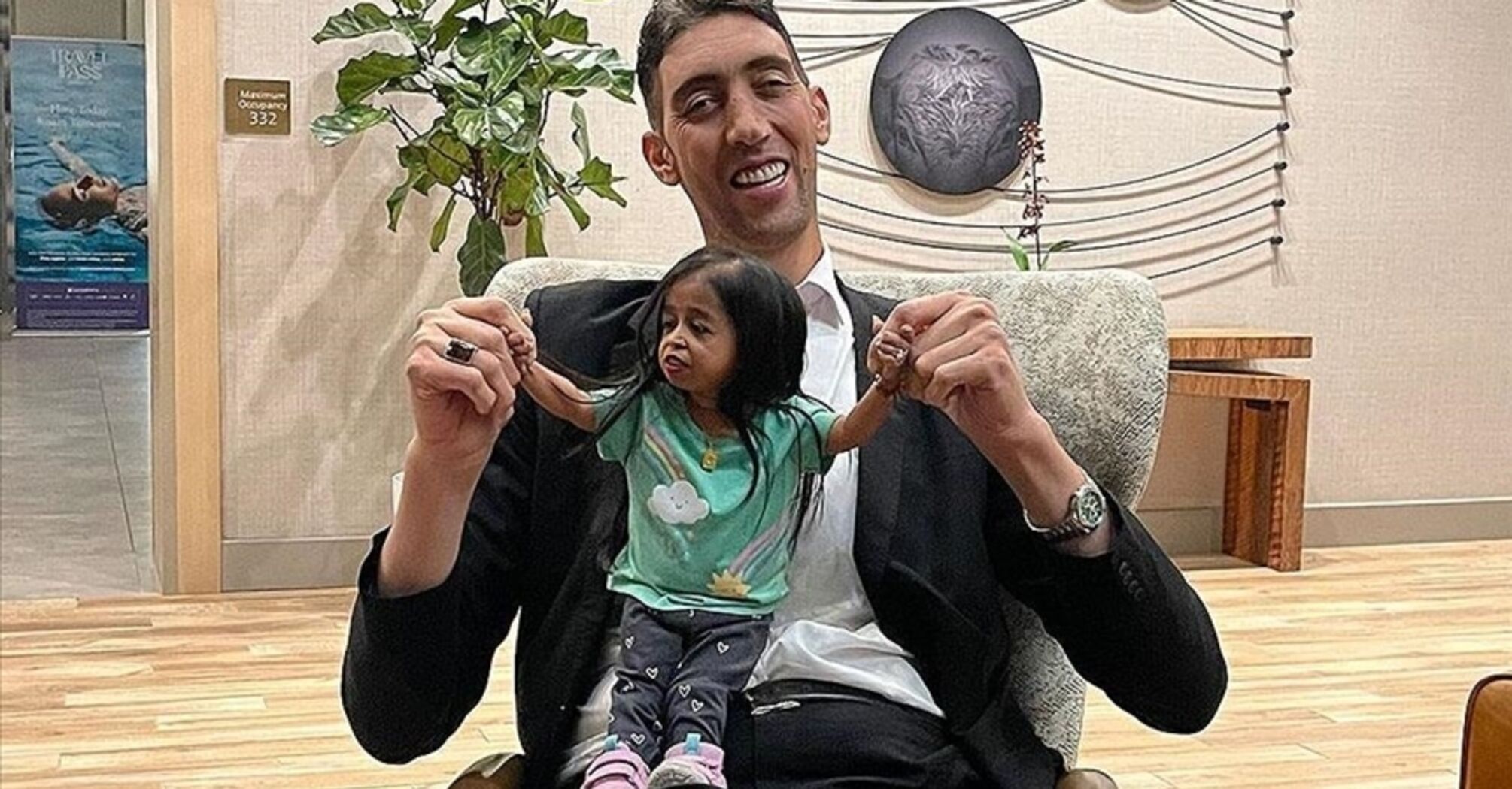 The tallest man in the world met the shortest woman