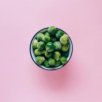 An etiquette expert explained how to eat peas correctly