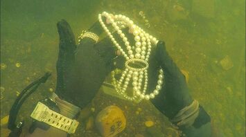 Man finds hundreds of valuables and jewelry at the bottom of the lake