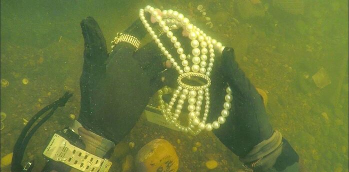 Man finds hundreds of valuables and jewelry at the bottom of the lake