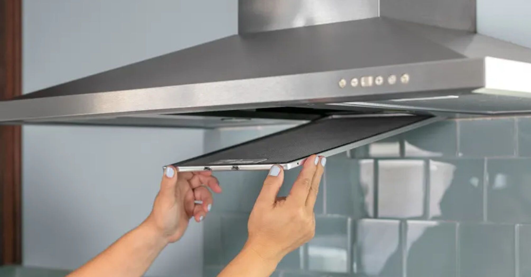 How to easily clean your kitchen hood from grease and dirt