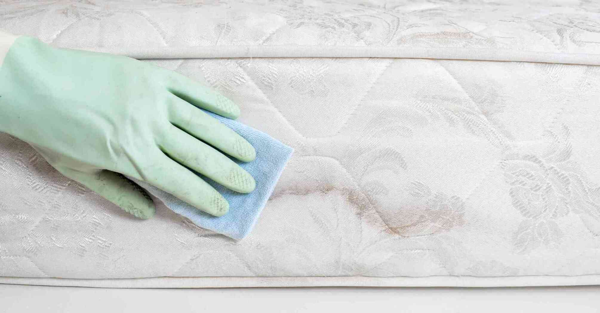How to quickly remove mold from a mattress