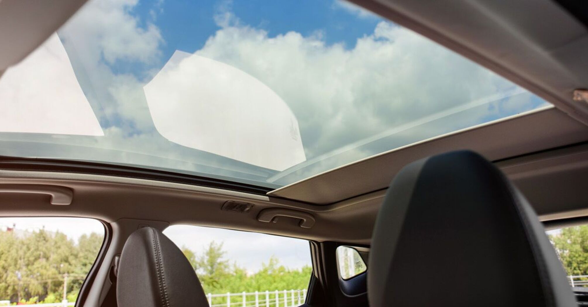 Advantages and disadvantages of cars with a panoramic roof
