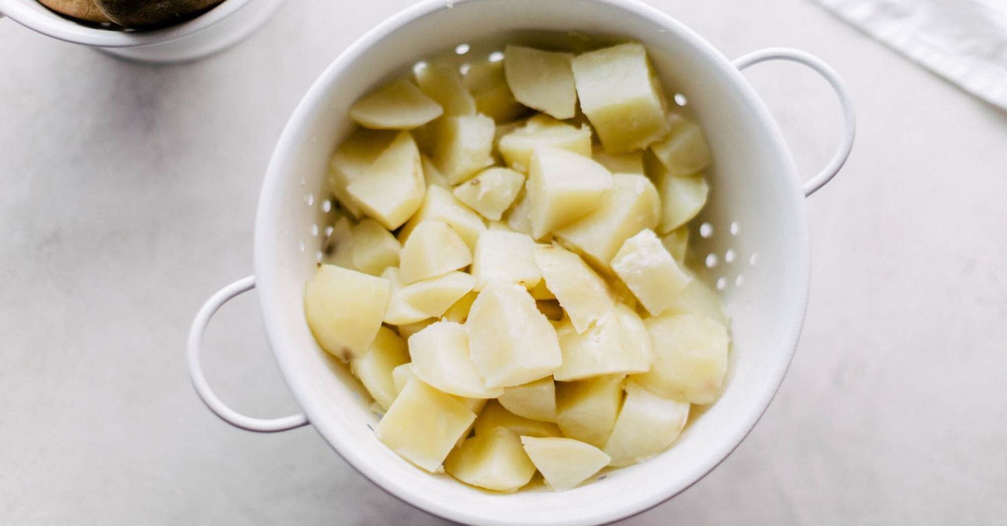 How to peel an entire pot of boiled potatoes in a few minutes