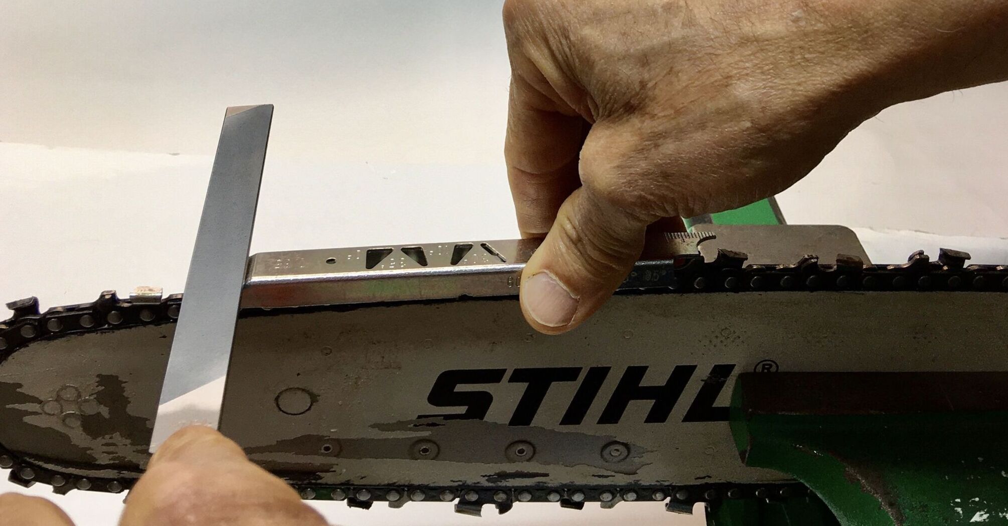 How to sharpen a chainsaw chain