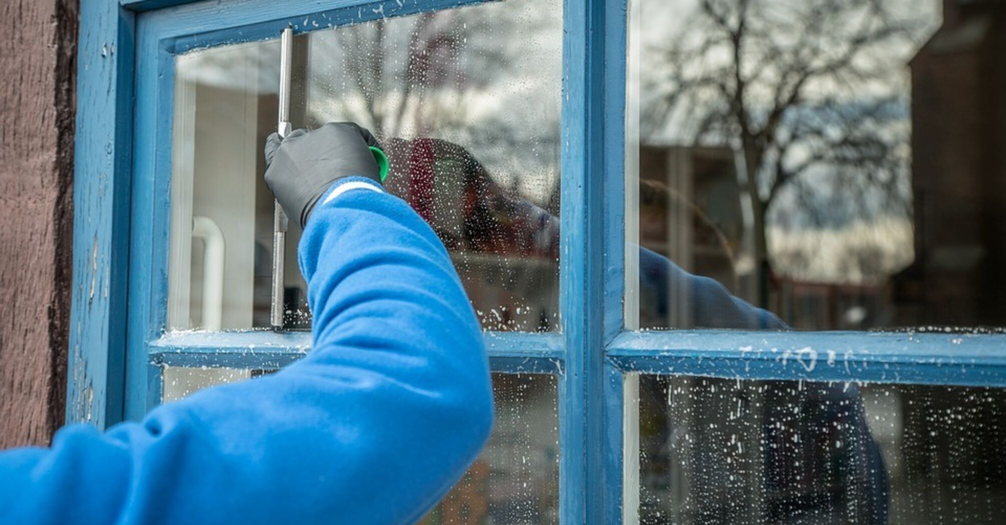 How to clean glass after winter