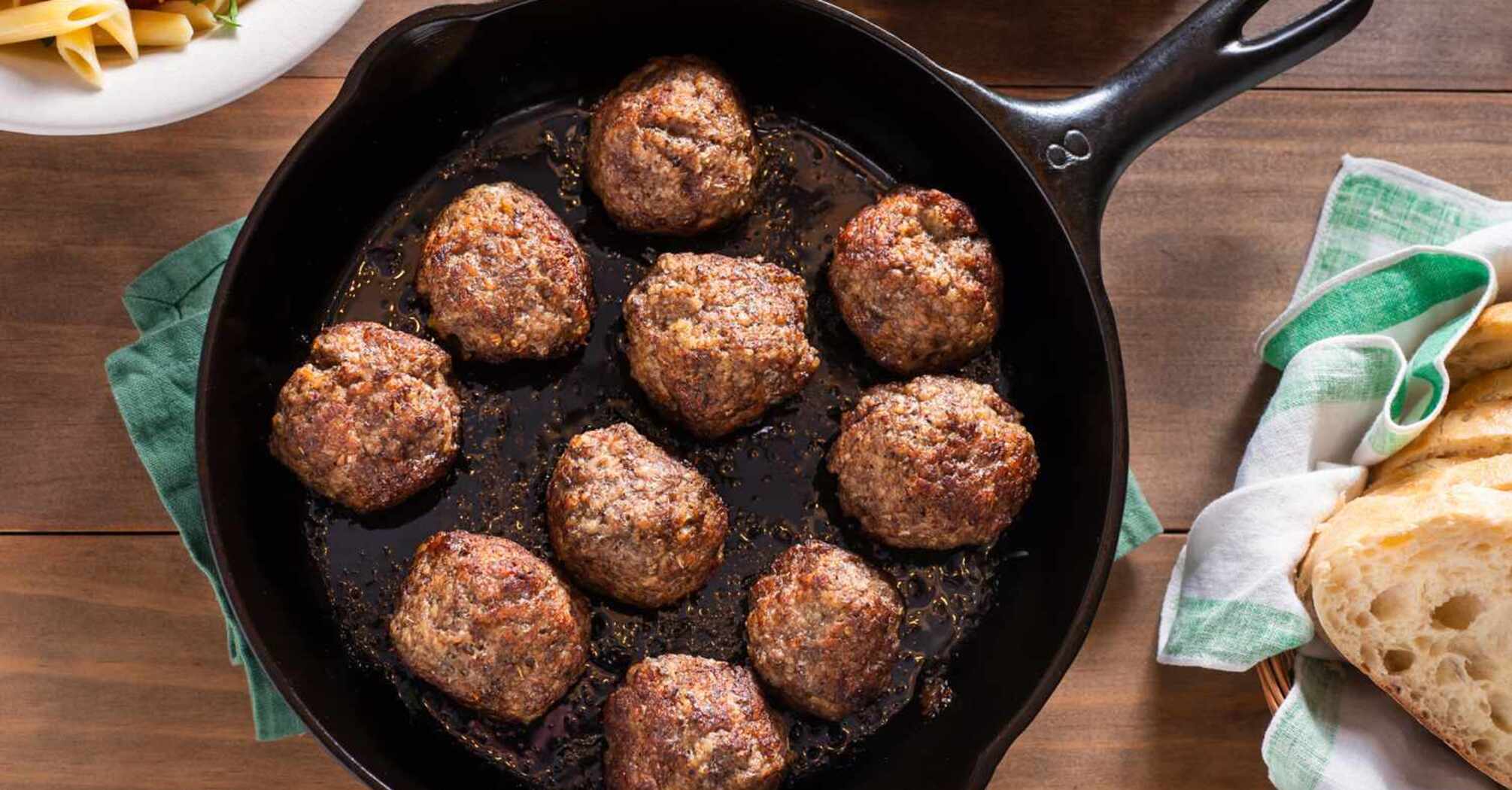 What kind of onion is better to add to minced meatballs