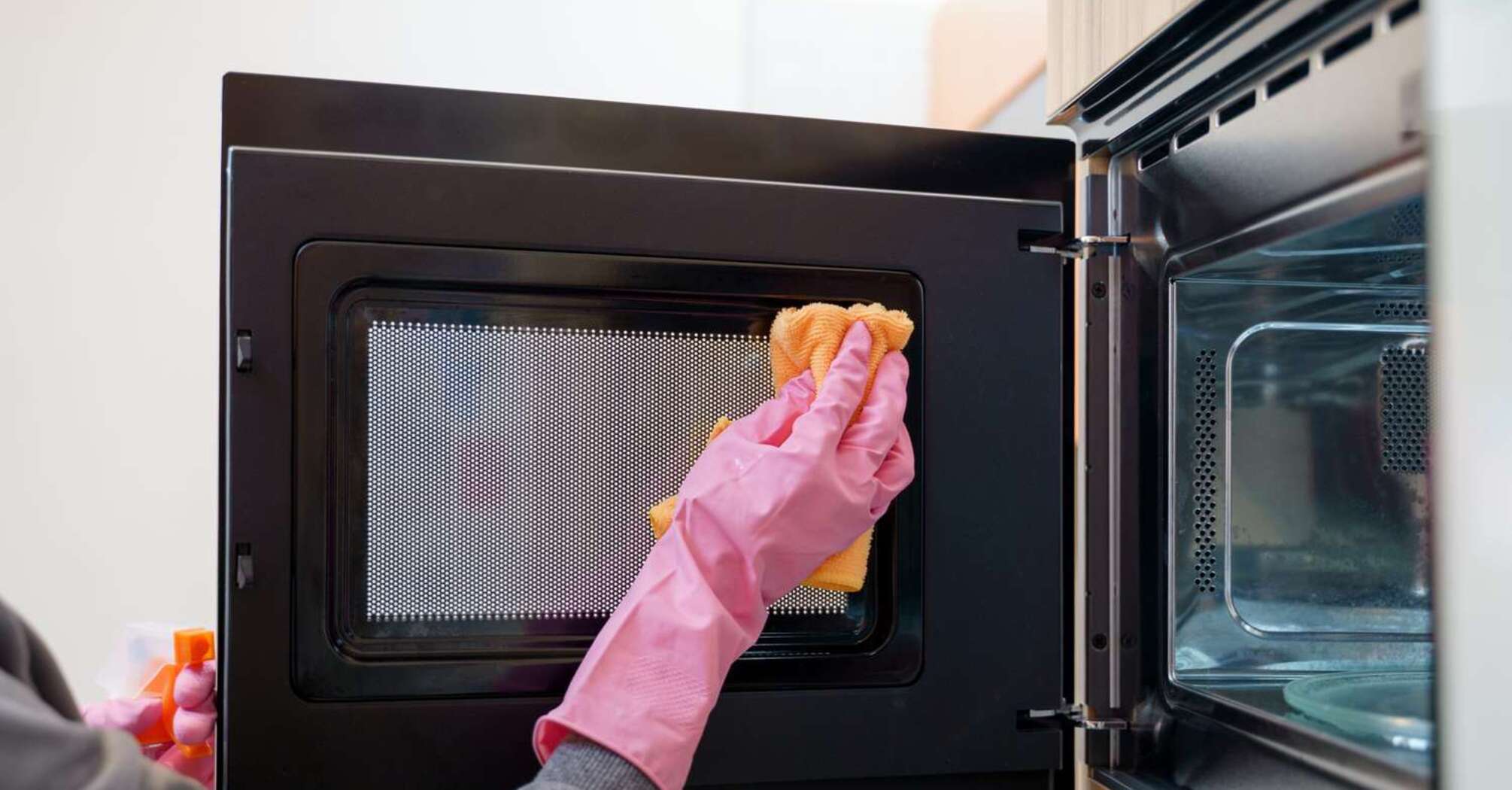 How to quickly clean the microwave oven from grease