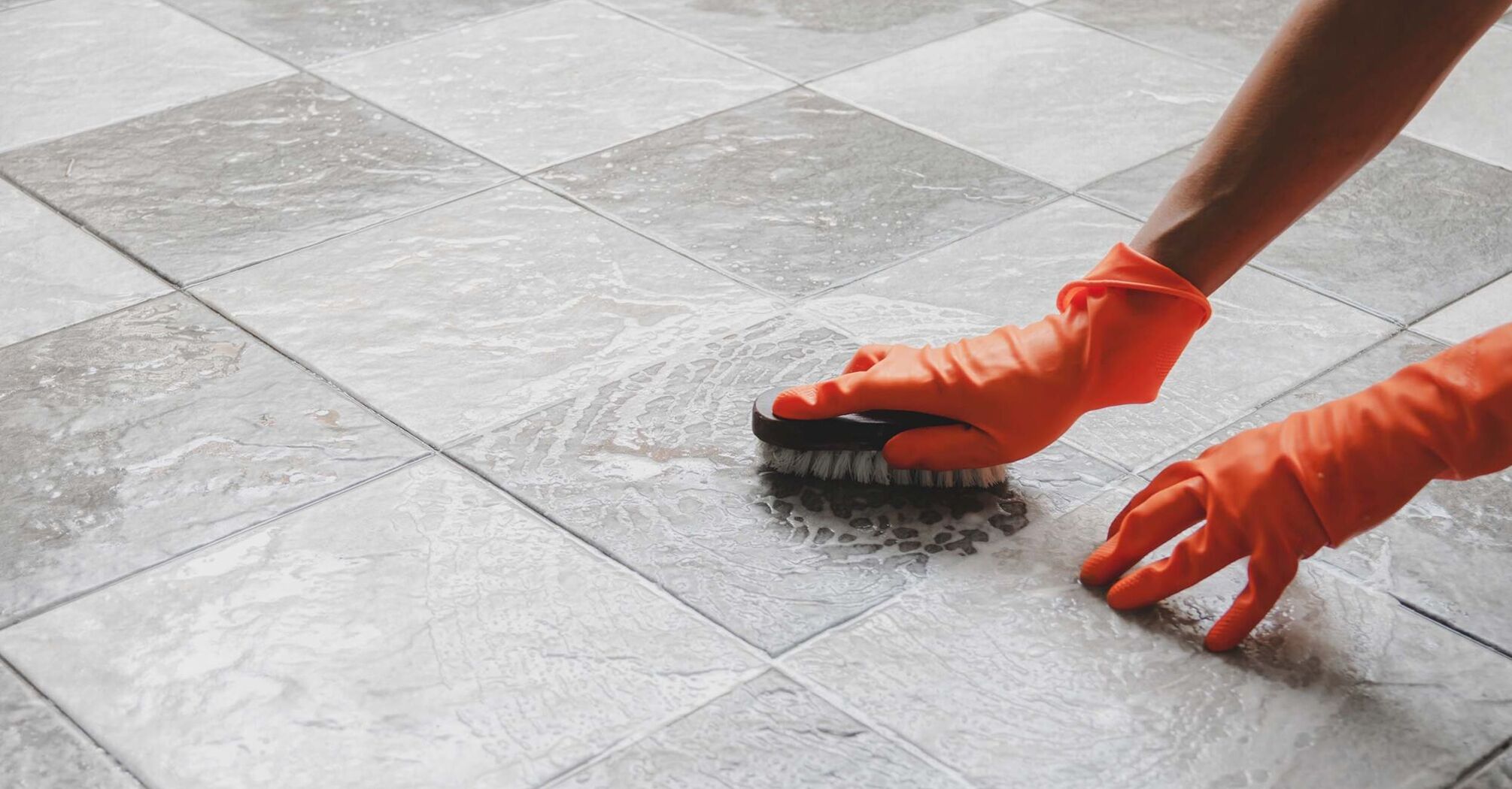 How to clean the joints between tiles