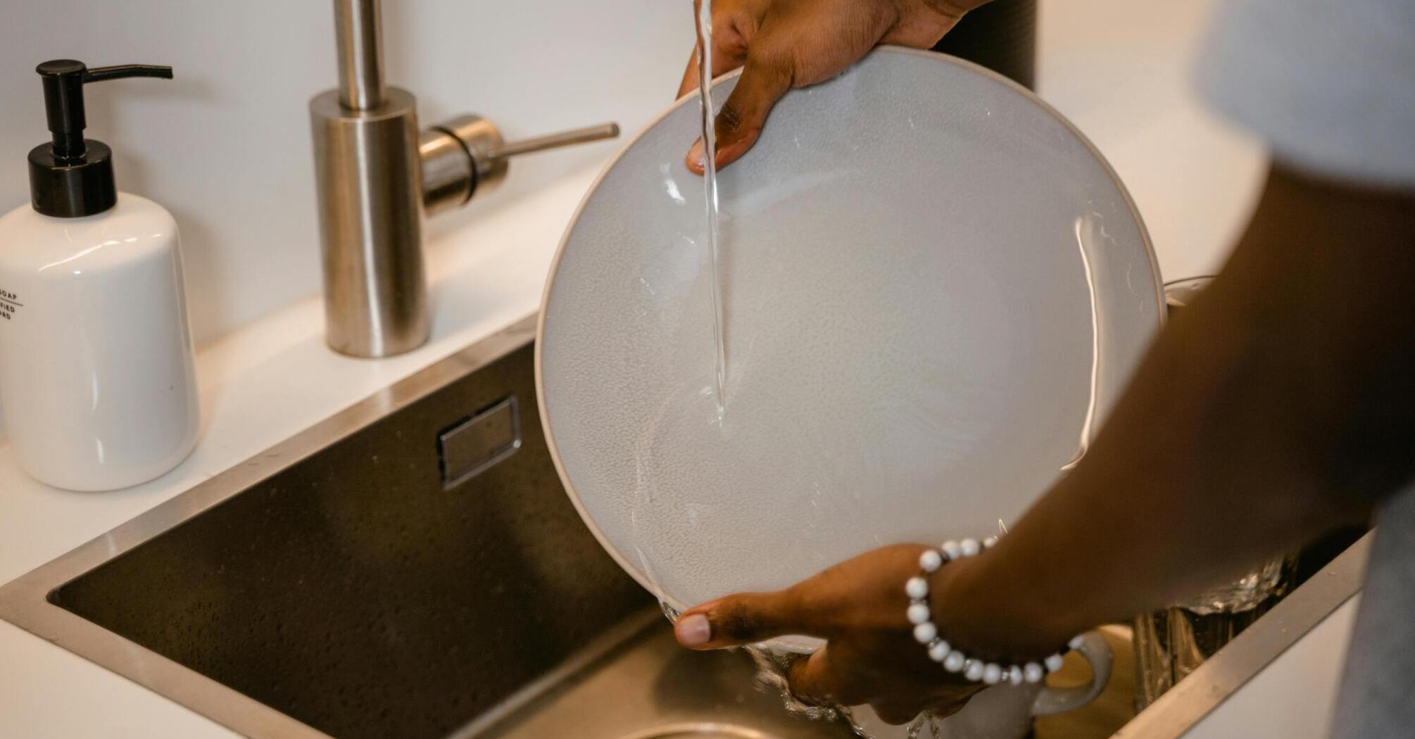 3 reasons not to wash dishes when you are visiting